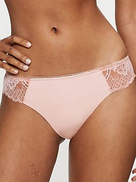 Chiloți în stil brazilian Triumph  Wild Peony Florale Brazilian 10209603 de la Triumph este o combinație perfectă între un aspect senzual, confort și o potrivire impecabil