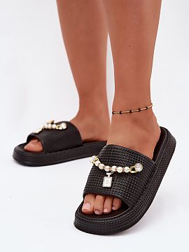 Papuci cu platformă Step in style  Șlapi damă din spumă sunt o propunere ușoară și confortabilă pentru zilele călduroase. Modelul plasat pe o platformă delicată ofer