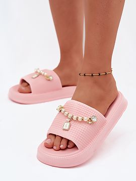 Papuci cu platformă Step in style  Șlapi damă din material spumos sunt o propunere ușoară și confortabilă pentru zilele calde. Modelul așezat pe o platformă delicată 