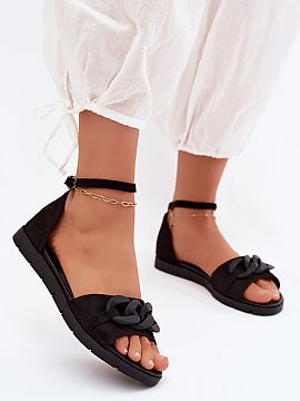 Sandale Step in style  Sandale pentru femei de la marca Vinceza. Decorate cu un lanț elegant, adaugă strălucire subtilă oricărei stilizări. Închise cu o cur