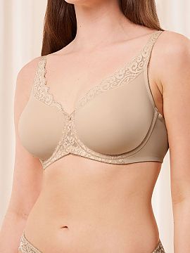 Soft Triumph  Sutienul minimizer Amourette W01 10210670-0026 este un model unic cu balene, creat special pentru femeile cu sâni mai plini, care caută o 
