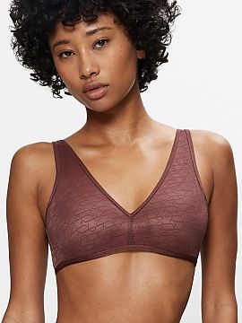 Sutien întărit Triumph  Sutien cu burete din ciocolată Signature Sheer P EX 10215909 este un model elegant și fără sârmă, care combină ușurința construcți