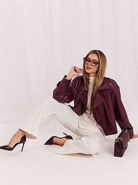 Jeanşi Lakerta  Jeansi Wide Leg pentru femei sunt o alegere excelentă pentru iubitoarele modei atemporale și a stilurilor relaxate. Fabricate din bumbac d