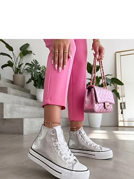 Adidași cu platformă Solea  Tenisii înalte pe platformă sunt o propunere stilată pentru femeile care își doresc să combine confortul cu o apariție la modă. Croi