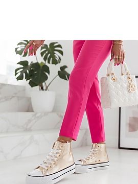 Adidași cu platformă Solea  Tenisii înalte pe platformă sunt o propunere stilată pentru femeile care își doresc să combine confortul cu un aspect modern. Stilul s