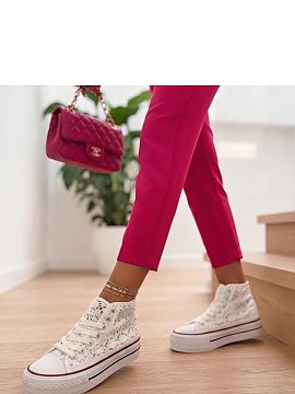 Adidași cu platformă Solea  Tenisii înalte cu platformă sunt o propunere stilată pentru femeile care își doresc să îmbine confortul cu un aspect modern. Modelul 
