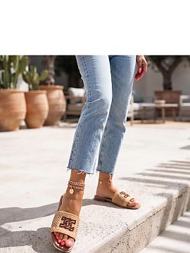Şlapi Solea  Clasice flip-flopuri cu un model deschis și un detaliu decorativ sunt o propunere elegantă pentru zilele de vară. Finisajul subtil confer