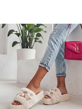 Papuci cu platformă Solea  Șlapii cu pietre zirconiu și blăniță decorativă sunt o propunere excepțională pentru femeile care apreciază accesoriile distincte �