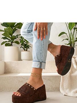 Sandale cu talpă tip pană Solea  Șlapi cu franjuri decorative în stil boho sunt o propunere specială pentru femeile care apreciază detalii originale și un caracter tren