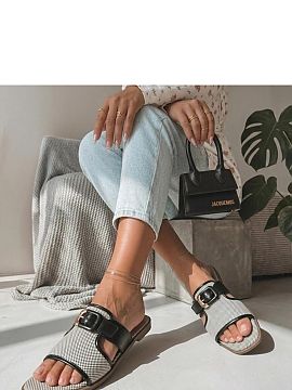 Şlapi Solea  Elegantele sandale cu o cataramă decorativă sunt o propunere elegantă pentru sezonul estival, care combină un aspect clasic cu un detali