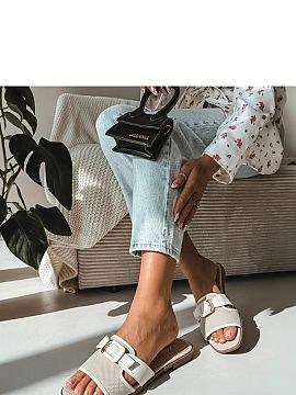 Şlapi Solea  Elegantele papuci cu o cataramă decorativă sunt o propunere stylish pentru sezonul de vară, care combină un aspect clasic cu un detaliu 
