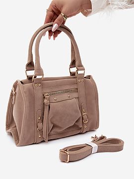 Poşetă de zi Step in style  Geanta din imitație de catifea este un accesoriu elegant, care completează perfect ținutele de zi cu zi și cele mai elegante. Modelul la