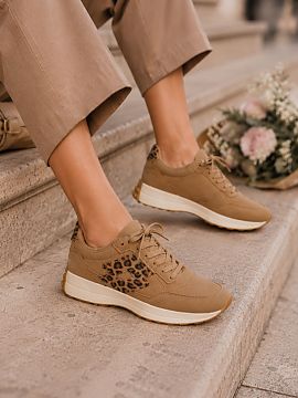 Pantofi sport pe platformă Step in style  Sneakersii damă de la marca Lotto sunt o propunere la modă și confortabilă pentru ieșirile zilnice. Modelul fabricat din piele ecologic