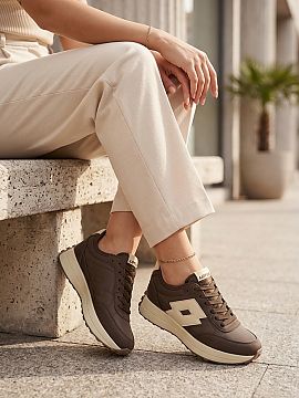 Pantofi sport pe platformă Step in style  Sneakersii pentru femei de la marca Lotto sunt o propunere la modă și confortabilă pentru ieșirile zilnice. Modelul realizat dintr-o com