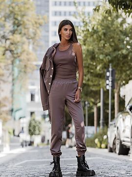 Completă LaBalancia  Milano 3-piece tracksuit set - Fango este o propunere stilată pentru femei care apreciază confortul, aspectul modern și seturi universale