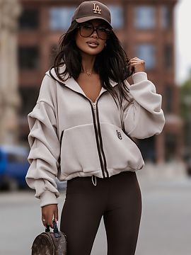 Bluză LaBalancia  Bluza polară SNUG în culoarea bej este o propunere pentru persoanele care apreciază confortul, moalețea și stilul universal. Modelul a 