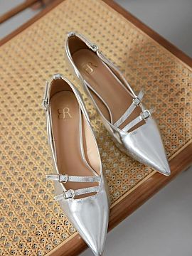 Pantofi cu toc subţire (stiletto) Solea  Decolteuri cu toc sunt un model atemporal, care completează perfect atât ținutele elegante, cât și cele de zi cu zi. Vârful ascuțit o