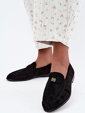 Mocasini Step in style  Mocasinile de damă din piele ecologică sunt o propunere confortabilă și elegantă pentru ziua de zi. În față, modelul este ușor plia