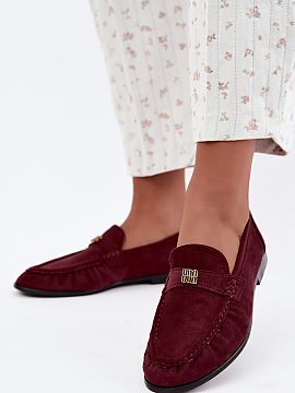 Mocasini Step in style  Mocasini damă realizați din zamsă ecologică sunt o propunere confortabilă și stilată pentru zi de zi. În față, modelul este ușor 
