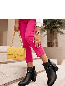 Botine cu toc Solea  Clasicile botine pentru femei cu o curea decorativă sunt un model elegant și versatil, care completează perfect multe ținute. Fabricate 