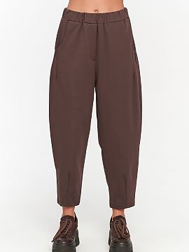 Pantaloni de damă Makadamia  Pantaloni largi pentru femei sunt o alegere excelentă pentru femeile care apreciază confortul și aspectul atemporal. Tăietura largă asi