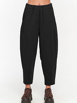 Pantaloni de damă Makadamia  Pantaloni damă cu croială lejeră sunt o alegere excelentă pentru femeile care apreciază confortul și aspectul atemporal. Croiala lejer