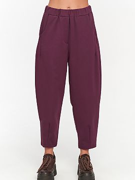 Pantaloni de damă Makadamia  Pantaloni damă cu croială lejeră sunt o alegere excelentă pentru femeile care apreciază confortul și aspectul atemporal. Croiala larg�