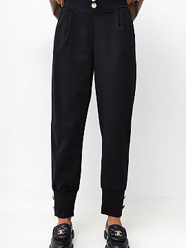 Pantaloni de damă Italy Moda  Pantaloni de damă jogger sunt o propunere confortabilă și stilată, care se potrivește perfect atât în ținutele de zi cu zi, cât și