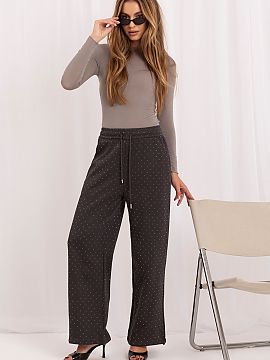 Pantaloni de trening Italy Moda  Pantaloni de trening largi pentru femei sunt o propunere atrăgătoare care combină confortul unei croieli sportive cu o finisare modernă 