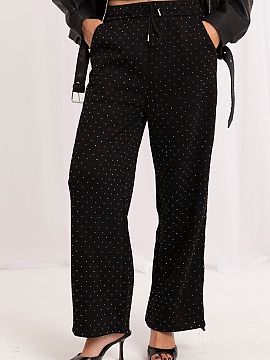 Pantaloni de trening Italy Moda  Pantaloni de trening largi pentru femei sunt o propunere spectaculoasă care combină confortul unei croieli sportive cu o finisare modernă