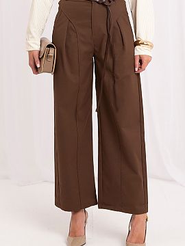 Kulote Italy Moda  Pantaloni kullot damă sunt un model elegant și versatil, care se încadrează perfect în tendințele atemporale. Materialul neted și pic