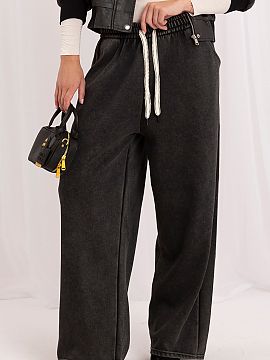 Pantaloni de trening Italy Moda  Pantaloni de trening pentru femei sunt o propunere confortabilă și universală creată cu gândul la ținutele de zi cu zi. Modelul este r
