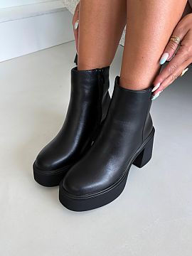 Botine cu platformă Step in style  Botinele pentru femei realizate din piele ecologică sunt o propunere elegantă pentru femeile care își doresc încălțăminte la modă c