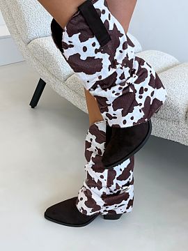 Botine cu toc Step in style  Botine cowboy cu tălpile răsucite sunt un model care se remarcă imediat prin croiala sa neobișnuită. Tălpile care se suprapun pe călc