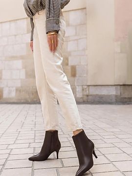 Botine cu toc Step in style  Elegantele botine cu toc pentru femei sunt o propunere stilată pentru femeile care iubesc modelele feminine cu clasă. Tocul subțire subli