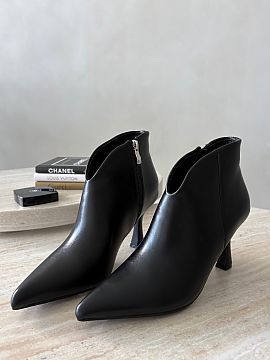 Botine cu toc Step in style  Botinele scurte pentru femei din piele ecologică sunt o propunere elegantă pentru femeile care apreciază stilul, confortul și aspectul a
