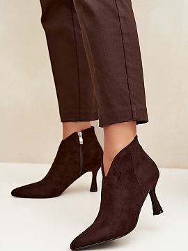 Botine cu toc Step in style  Botinele scurte de damă din piele ecologică sunt o propunere elegantă pentru femeile care apreciază stilul, confortul și aspectul atemp