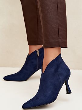 Botine cu toc Step in style  Botinele scurte din piele ecologică sunt o propunere elegantă pentru femeile care apreciază stilul, confortul și aspectul atemporal. Mat