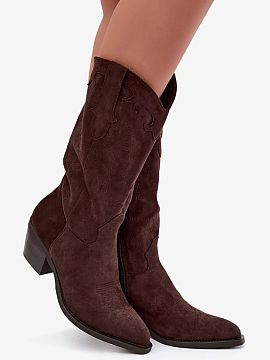 Cizme cu toc Step in style  Cizme cowboy cu toc jos sunt o propunere la modă pentru femeile care apreciază încălțămintea cu personalitate. Stilul inspirat de vest
