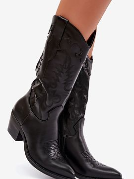 Cizme cu toc Step in style  Cizme cowboy cu toc tăiat sunt o propunere la modă pentru femeile care apreciază încălțămintea cu personalitate. Modelul inspirat de 