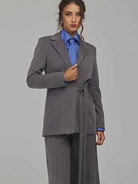 Sacou Nife  Sacou de damă cu croială regulată este o propunere elegantă și atemporală, care se potrivește perfect atât în ținutele de birou, c