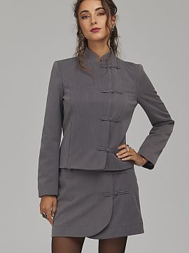 Fustă scurtă Nife  Fusta de damă cu croială regulată este o propunere elegantă care combină forma clasică cu detalii originale. Croiul ușor evazat în p