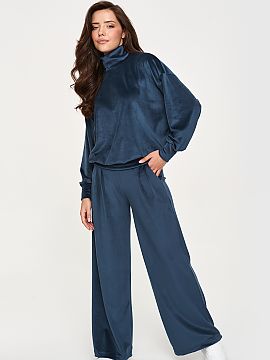 Completă Makadamia  Setul elegant de damă din catifea este o propunere pentru femeile care apreciază confortul, moliciunea materialului și croiala la modă �