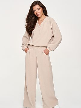 Completă Makadamia  Setul elegant pentru femei este o alegere excelentă pentru femeile care apreciază combinația de confort, libertate și aspect modern. Set