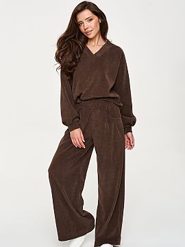 Completă Makadamia  Setul elegant pentru femei este o alegere excelentă pentru femeile care apreciază combinația de confort, libertate și aspect modern. Set