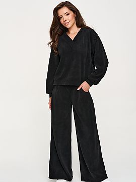 Completă Makadamia  Stilul complet feminin este o alegere excelentă pentru femeile care apreciază confortul, libertatea și aspectul modern. Setul este format
