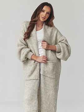 Cardigan Makadamia  Acest pulover lung pentru femei este combinația perfectă de confort, aspect modern și funcționalitate. Modelul în formă de cardigan ov