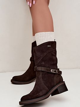 Botine Step in style  Botinele de damă Big Star din piele de căprioară naturală sunt o propunere care se potrivește perfect în ținutele de toamnă-iarnă. 