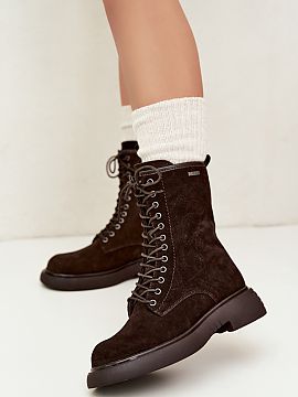 Ghete Step in style  Alegeți un stil urban și la modă cu botinele de damă de la Big Star, confecționate din piele naturală de catifea. Platforma le confer�