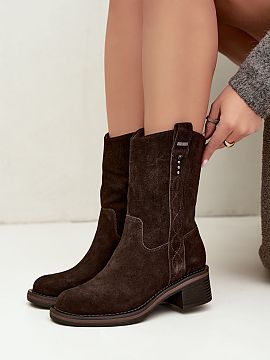Botine cu toc Step in style  Botinele pentru femei din piele intoarsa Big Star sunt o propunere pentru zilele mai reci, care combina un design simplu cu o finisare inter